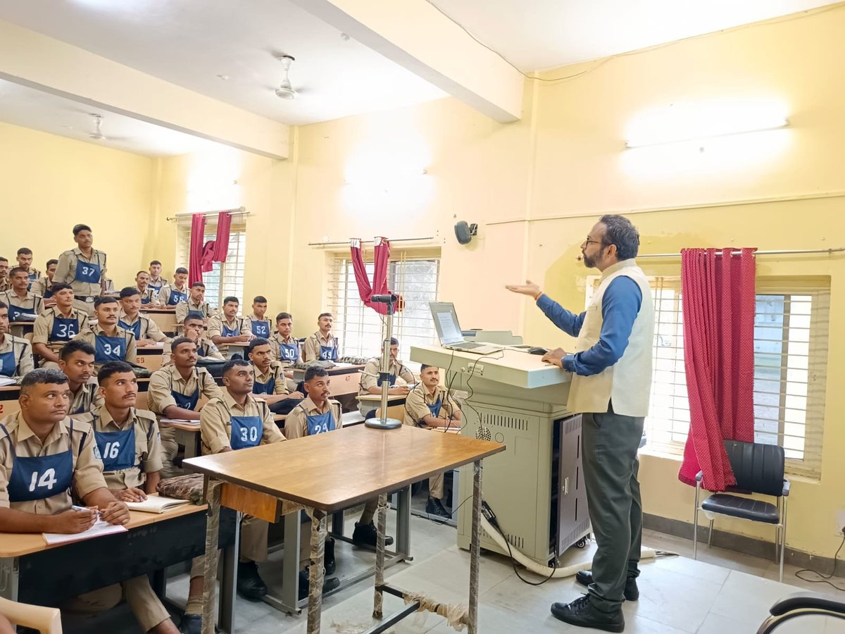 ptsumaria's tweet photo. 20.08.2026 को श्रीमान पुलिस अधीक्षक महोदय की उपस्थिति में "SOFT SKILL AND COMMUNICATION " विषय पर कोर्स कैलेंडर 2026 के अंतर्गत हाइब्रिड मोड में संस्था द्वारा कोर्स संचालित किया गया जिसमें व्याख्याता श्री आनंद कुमार पाण्डेय  द्वारा आज का व्याख्यान दिया गया । https://t.co/QfR10IcasT