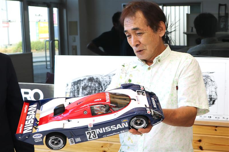 tamiyainc's tweet photo. いよいよ今週末発売の「1/10 RC NISSAN R91CP」🏎️
発売に先立ち、当時ドライバーを務められた長谷見昌弘氏(画像1枚目)、星野一義氏(画像2枚目)、鈴木利男氏(画像3枚目)へRCを贈呈いたしました。

⬇️詳しい製品情報はこちら
https://t.co/gpgutXDAkh https://t.co/7fUuUlFeXo