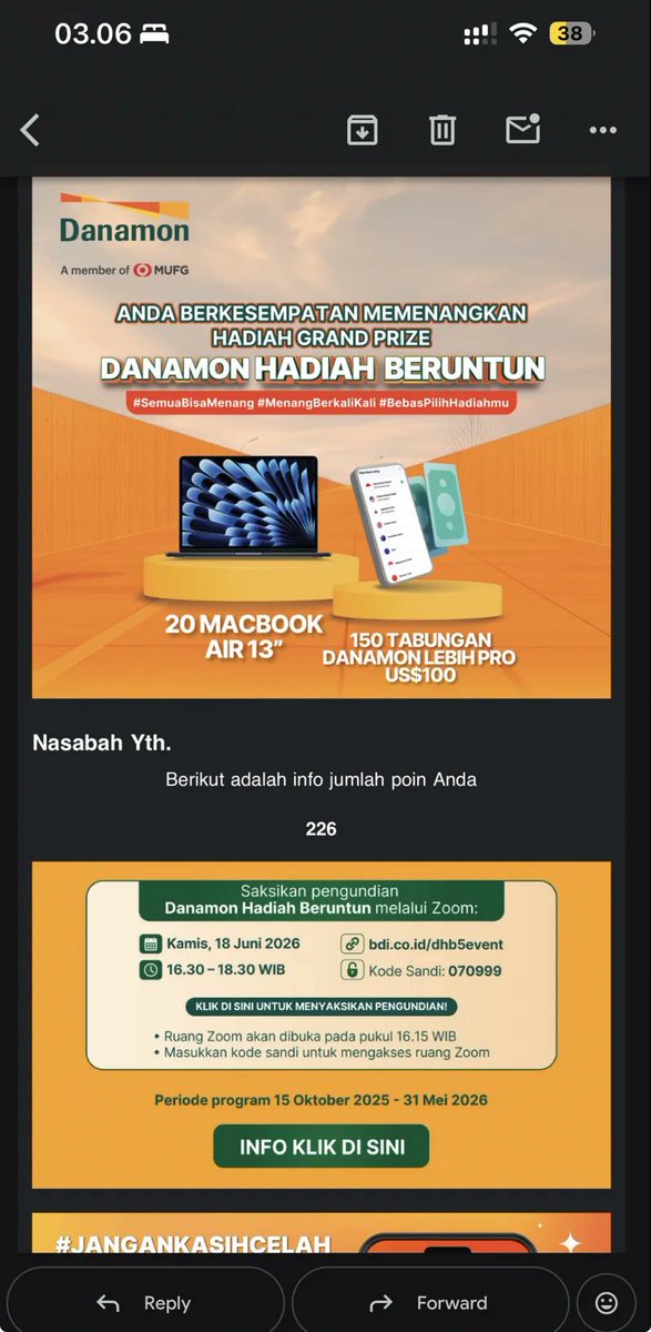 MediaKonsumenID's tweet photo. Seorang nasabah Danamon membuka 10 deposito selama periode pengumpulan poin program Danamon Hadiah Beruntun Special Deals 8, artinya ia berhak atas 100 poin dan bisa mengklaim MacBook Air senilai ~Rp13,5 juta. Tapi sistem Danamon hanya mencatat 4 poin. Ia langsung komplain, Danamon akhirnya mengakui kesalahan dan merevisi poin menjadi 100. Namun koreksi itu datang setelah periode klaim 17 Juni 2026 sudah berakhir. Kompensasi yang ditawarkan: 25.000 D-Point, setara Rp250.000.