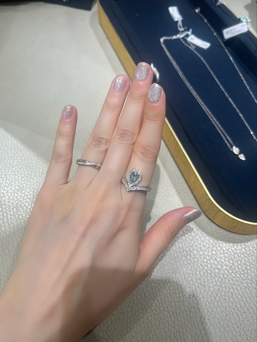 sleepspindlex's tweet photo. セルパンボエム買うって決めてたのに実際見たら全然違うもの買ったし全くマークしてなかったジョゼフィーヌめちゃくちゃ可愛いい💕 https://t.co/u6kEkakOtH