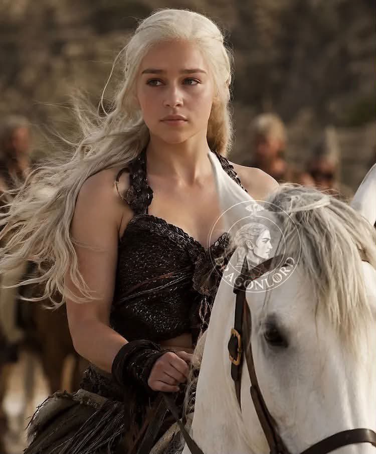 Utd_Valeria's tweet photo. Unpopular opinion: Daenerys didn’t just “go mad.” She was betrayed, manipulated and lost almost everyone she loved.

She lost Missandei, Jorah and Rhaegal. Jon rejected her, Varys betrayed her, and the North never truly accepted her despite everything she did for them.

After 8 seasons of showing mercy, trying to do what was right and wanting to be loved and trusted, she finally broke.

That wasn’t simply madness. It was her breaking point.￼