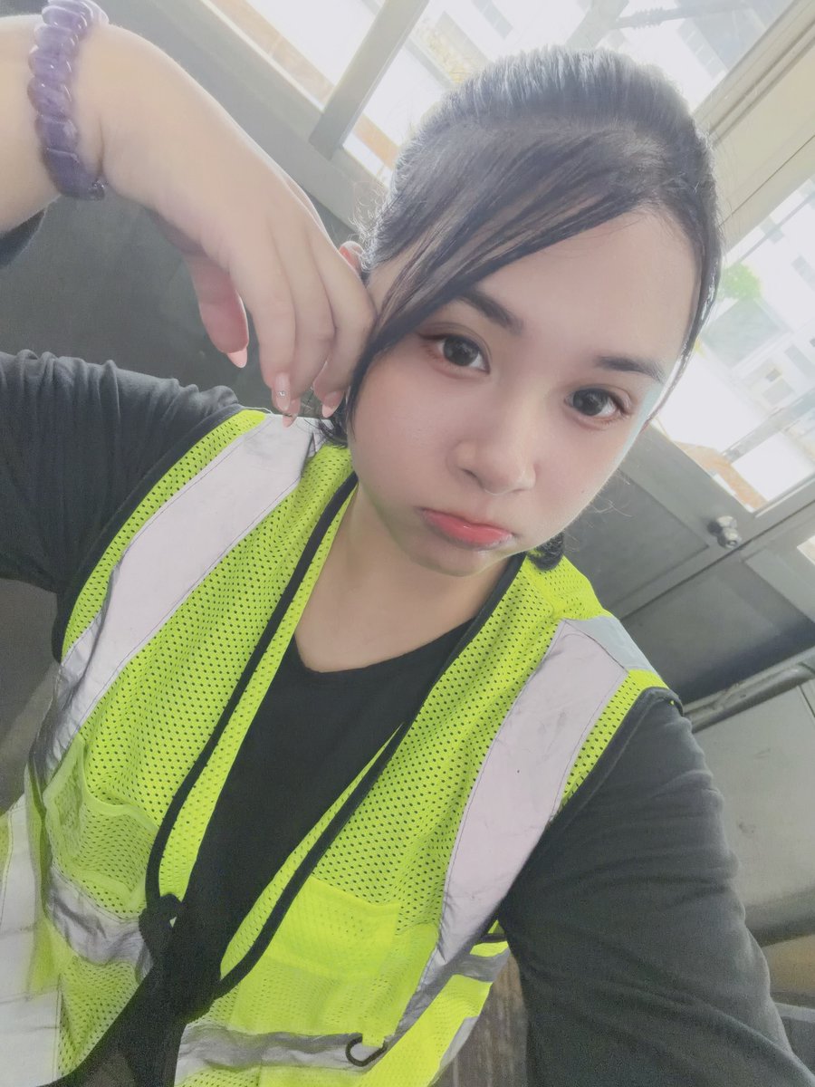 cgwepm's tweet photo. 我要去抽煙～ 早上7��忙到不可開交🫪
需要充電 https://t.co/GBP8Cev0Et