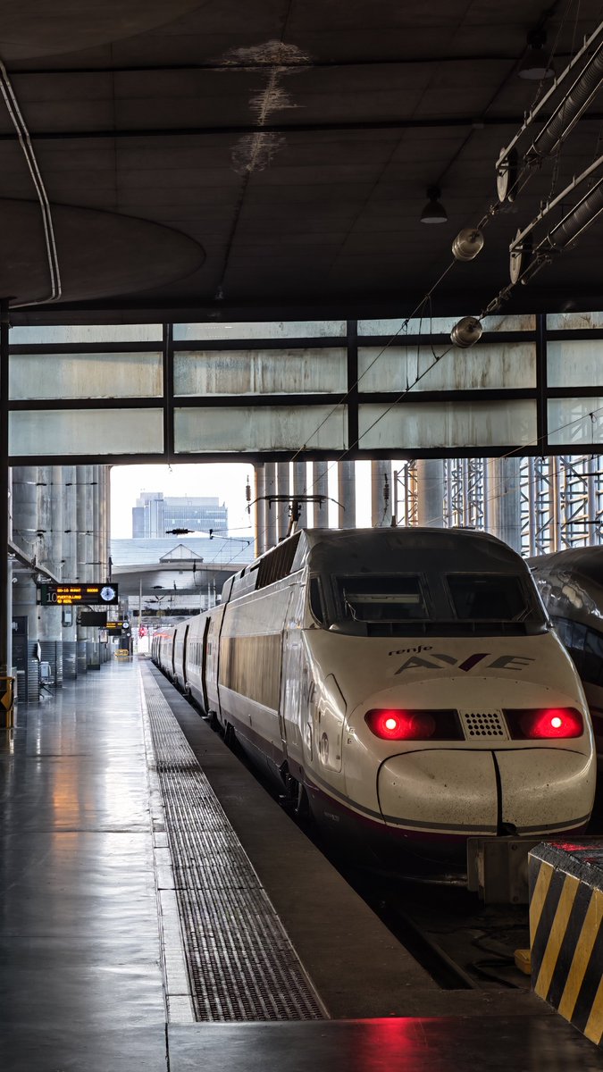 javimartc's tweet photo. Qué TREN es la serie 100 de @Renfe (del fabricante @Alstom/@Alstom_es).
Cada día me gusta más, pese a su veteranía.
Comodísimo, fiable, icónico.
En la imagen la rama 12 estacionada en vía 10 de P. Atocha tras llegar con adelanto de Puertollano con el AVANT 08261.

21/08/2026 https://t.co/r2kkGlUkCD
