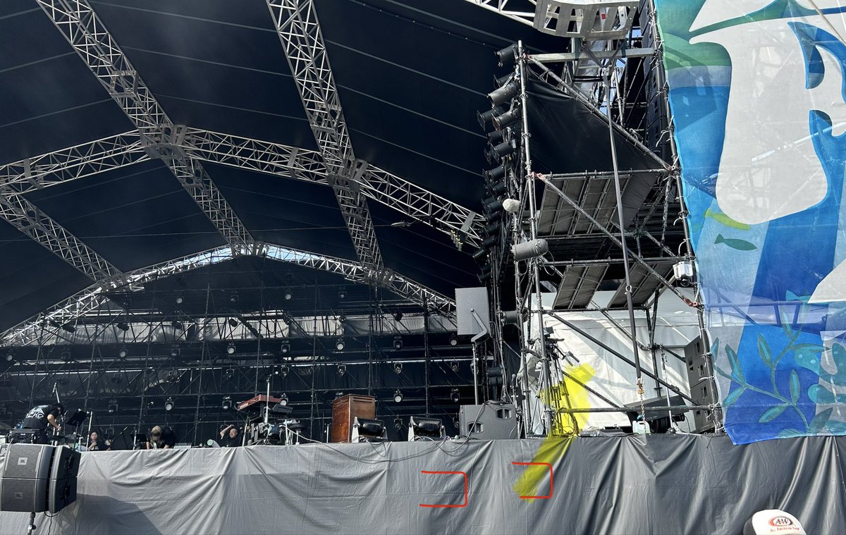 n_bicycle_'s tweet photo. 上手最前来れちゃった！
宮本組スタッフさんが「宮本さんこの辺(写真参照)入ろうとするから…」カメラ周りを片付けておいてという指示があり笑 https://t.co/jkc2Wt9JAo