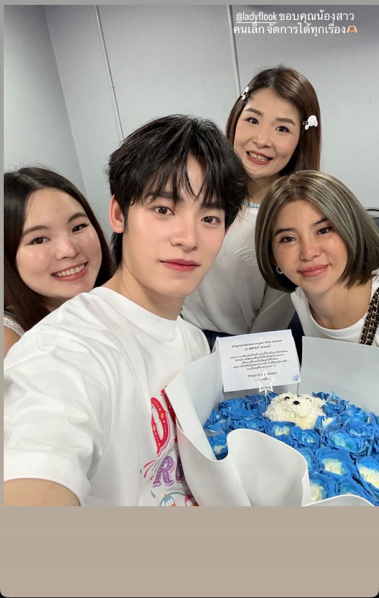 teeteeporpippip's tweet photo. Por’s mom at Hi Bye session and Tee being a confused puppy seeing here there😹

His lil mama mama🤏🤏 https://t.co/PMv8qlA684