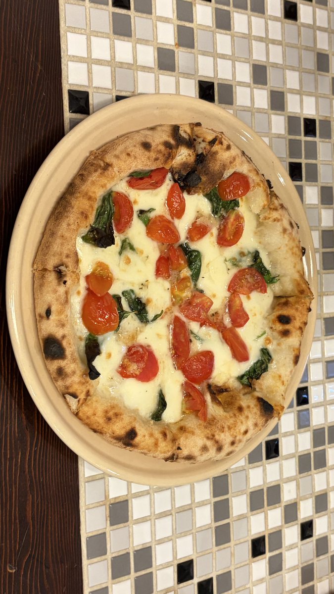 Kab_gau4's tweet photo. うまい！！！！！！！！

久しぶりにピザ食べると手が止まらん🍕 https://t.co/MGr8ckhbdp