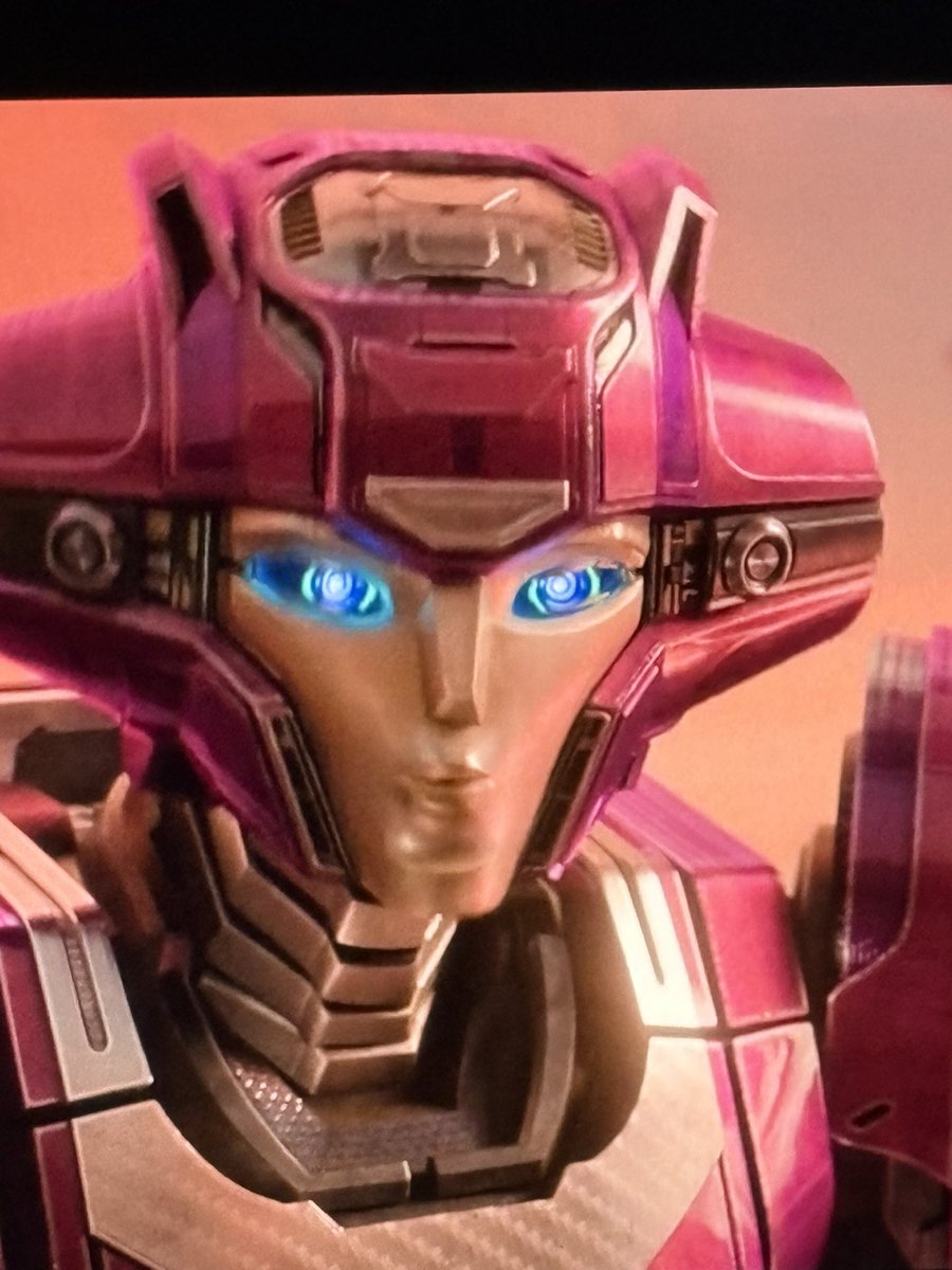 Villincisive's tweet photo. Am I like loosing it or does her forehead seriously look like a lioness or cheetah, it’s gotta be intentional right??

 #ElitaOne #transformers #transformersone https://t.co/NBblujIP18
