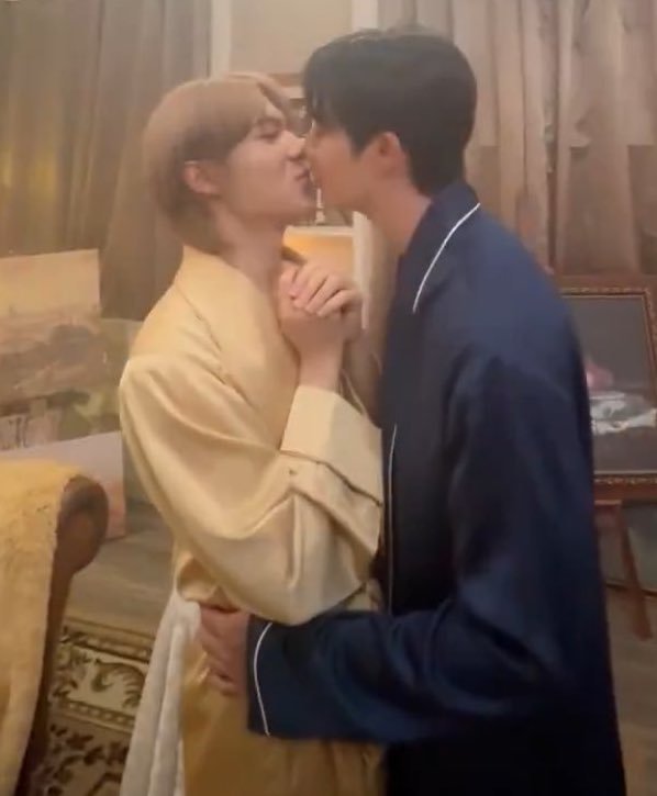 daintycwr's tweet photo. finding out nunew poses like a disney princess when he's kissing zee healed me https://t.co/Tn23bklZYA