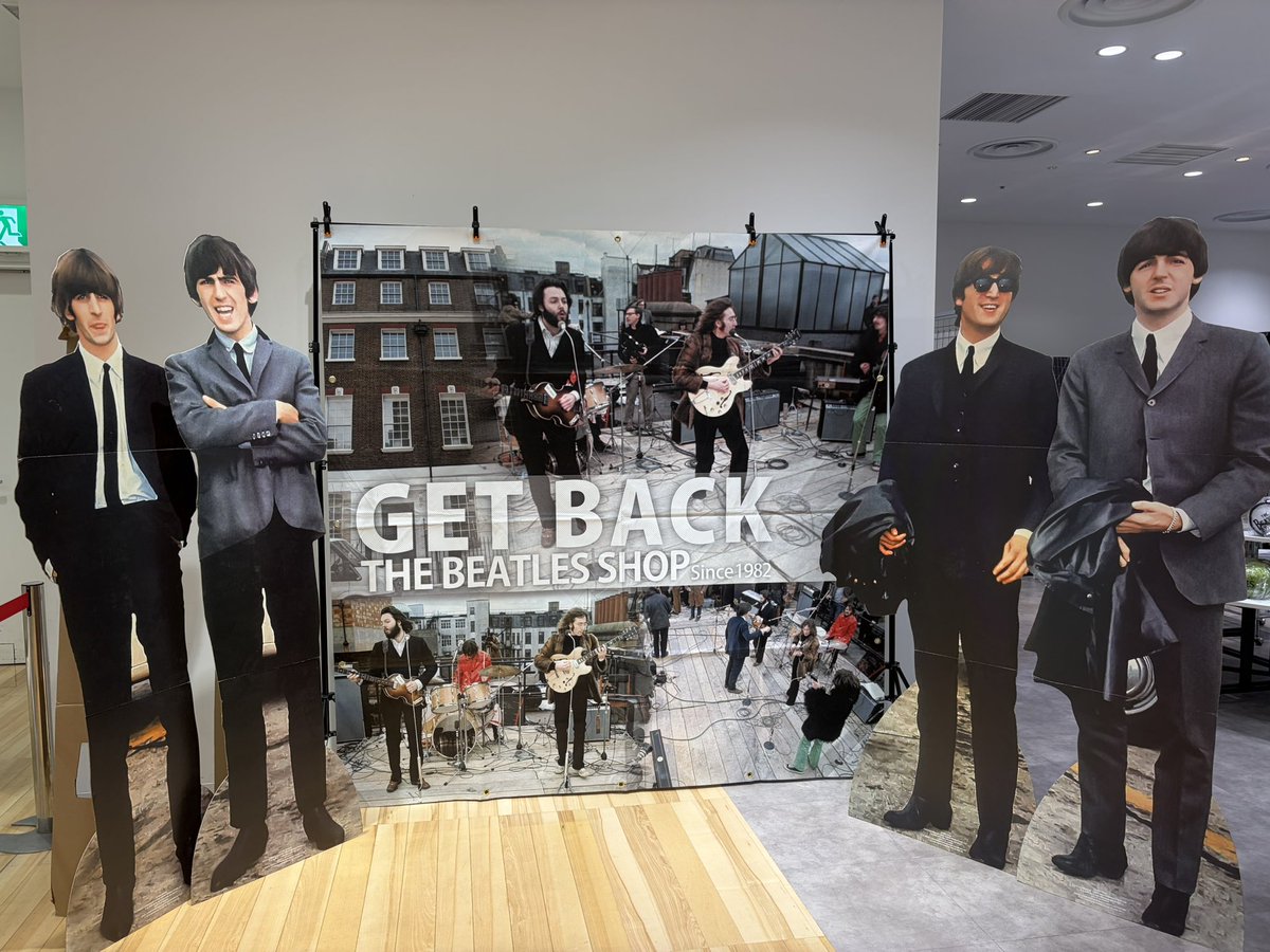 WolfenX's tweet photo. 上野TOHOに二度目のBNDを観に行ったら早すぎたんで松坂屋を一階ずつ見ていったら、ビートルズショップがあって……寄るしかないやん？ビートルズTシャツを着てなくて残念だったのか良かったのか😅
ずっとかかってる曲を口ずさんでた。覚えてるもんだな。 https://t.co/9NKcpodwXW