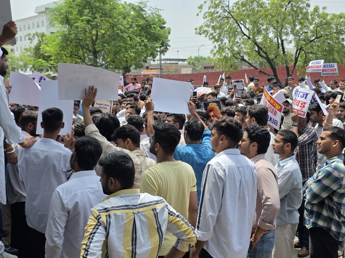 DBTVRajasthan's tweet photo. छात्र संघ चुनाव बहाल को लेकर युवा नेता नीरज खीचड़ ने अपने समर्थको के साथ किया विरोध प्रदर्शन... https://t.co/88oOjhmDiA