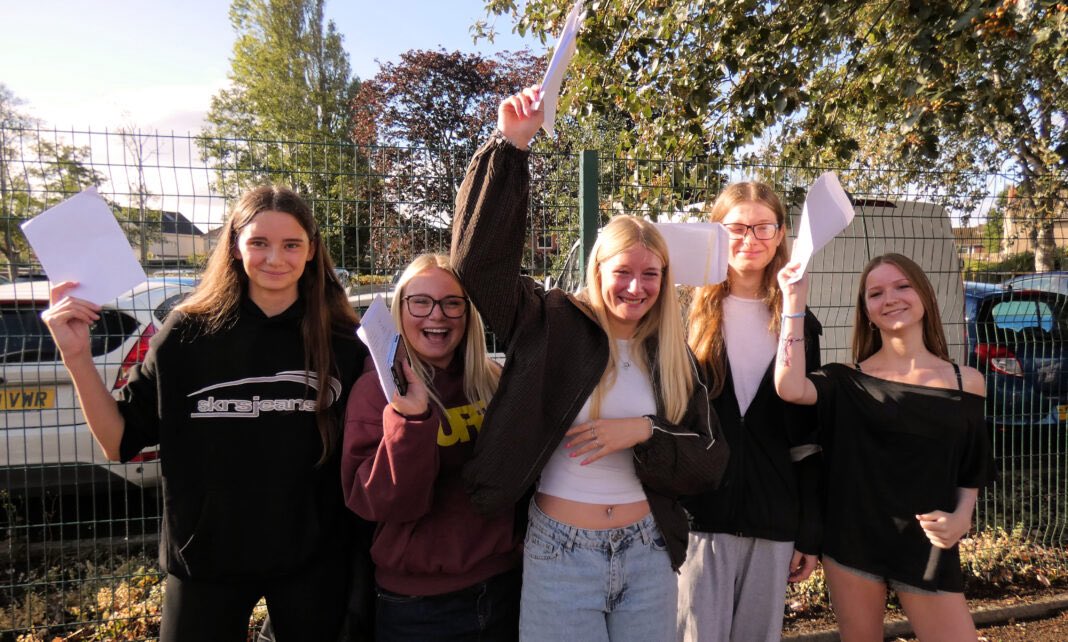 burnham_on_sea's tweet photo. Burnham-On-Sea and Highbridge students are celebrating strong GCSE results this week at King Alfred School — read more at: https://t.co/lgKXPP5mRH  @_TKASA https://t.co/Gg6xN6uu5g