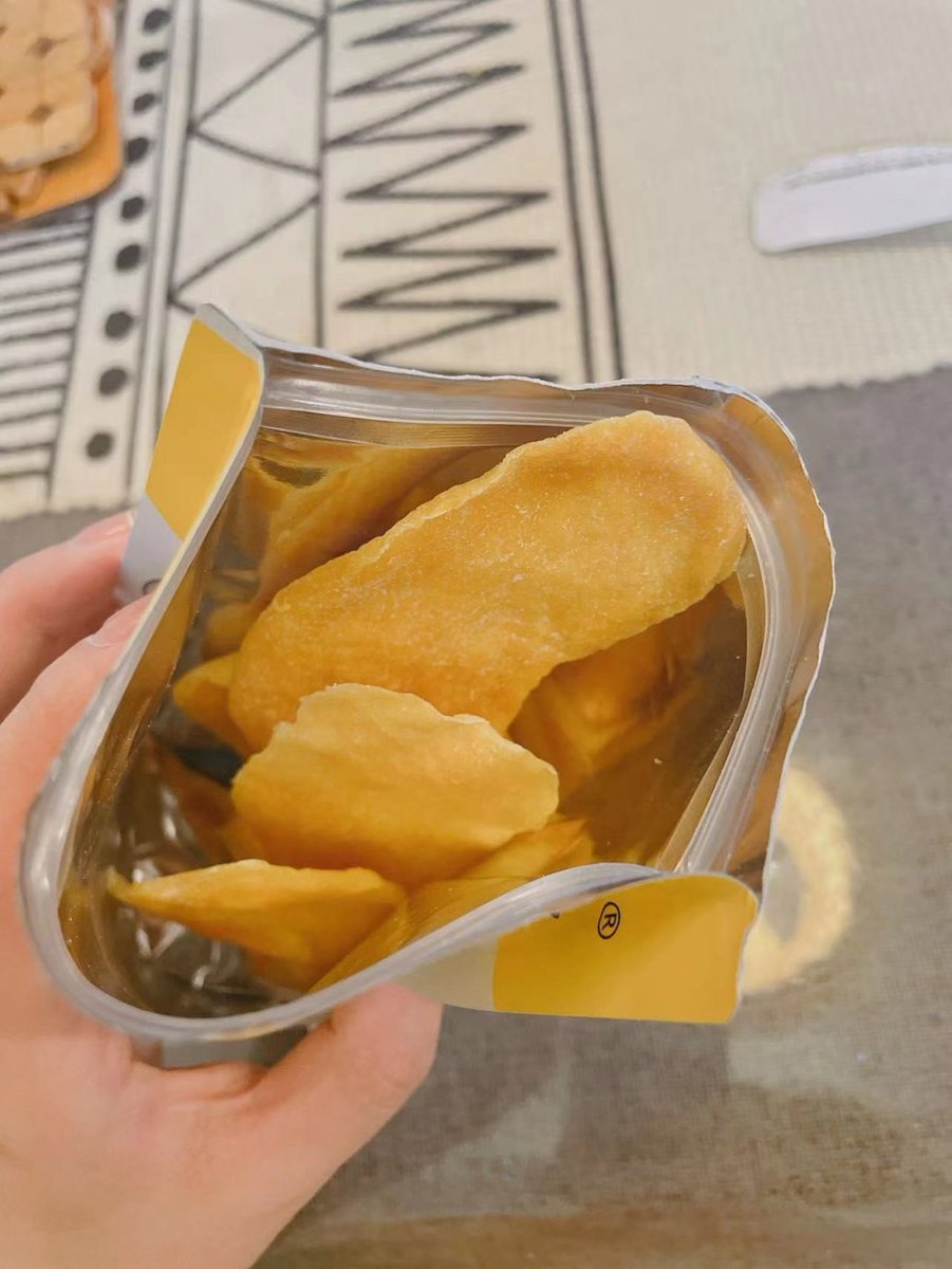 TerranceB17's tweet photo. Craving midday vibes My go-to crispy mango chips just hit different—sharing these tangy, crunchy bites with whoever needs a little snack pick-me-up today! ， https://t.co/gXP1mfKkSq