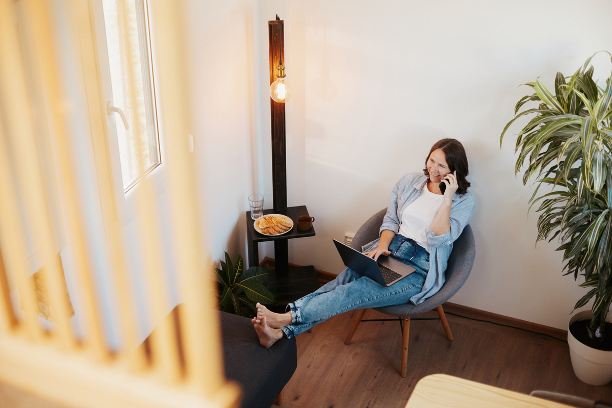 AminaToola's tweet photo. Just finished a warm cup of milk tea while cuddling my cat on the sofa—this cozy Sunday vibe hits so different! https://t.co/6c1eiZy9fR