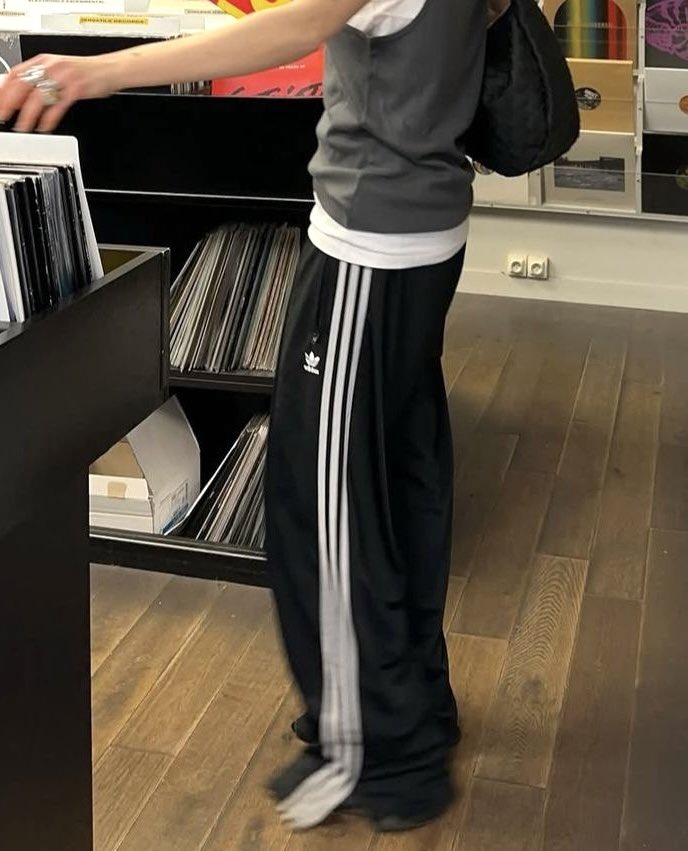 sennaw2v's tweet photo. 딱 이 핏을 원하는데 솔직히 아디다스 트랙팬츠 너무 비싸서 걍 요거 샀는데요.. 
원했던 핀터깔 일자핏 나와서 ㄴㅁ감격스러움... https://t.co/Mu9Sg9CEE0