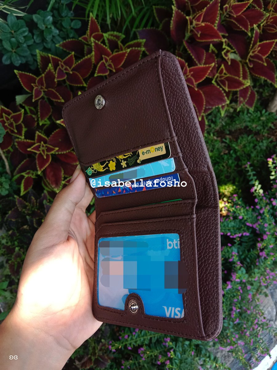 isabellafosho's tweet photo. INI DIAA dompet yang selama ini aku carii ✨

✅ warna cakep
✅ simpel tipis mini
✅ slot kartu banyak
✅ ada slot foto

sebenernya sempet galau juga karena ada banyak pilihan warna pada cakep², tapi akhirnya milih warna ini cantik banget classy 😫🧸🤍

🛍 https://t.co/23bN2nZA4Q https://t.co/mvThHryCSi