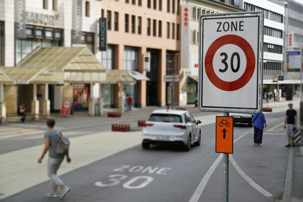 kantonaargau's tweet photo. Start Anhörung zu Zuständigkeiten bei der Einführung von Tempo-30-Zonen auf Gemeindestrassen: Neu sollen Gemeindelegislativen zuständig sein.

🔗 Hier gelangen Sie zur Medienmitteilung: https://t.co/KqaSJhc0fo
📸 Kanton Aargau https://t.co/T61OIDlUR0