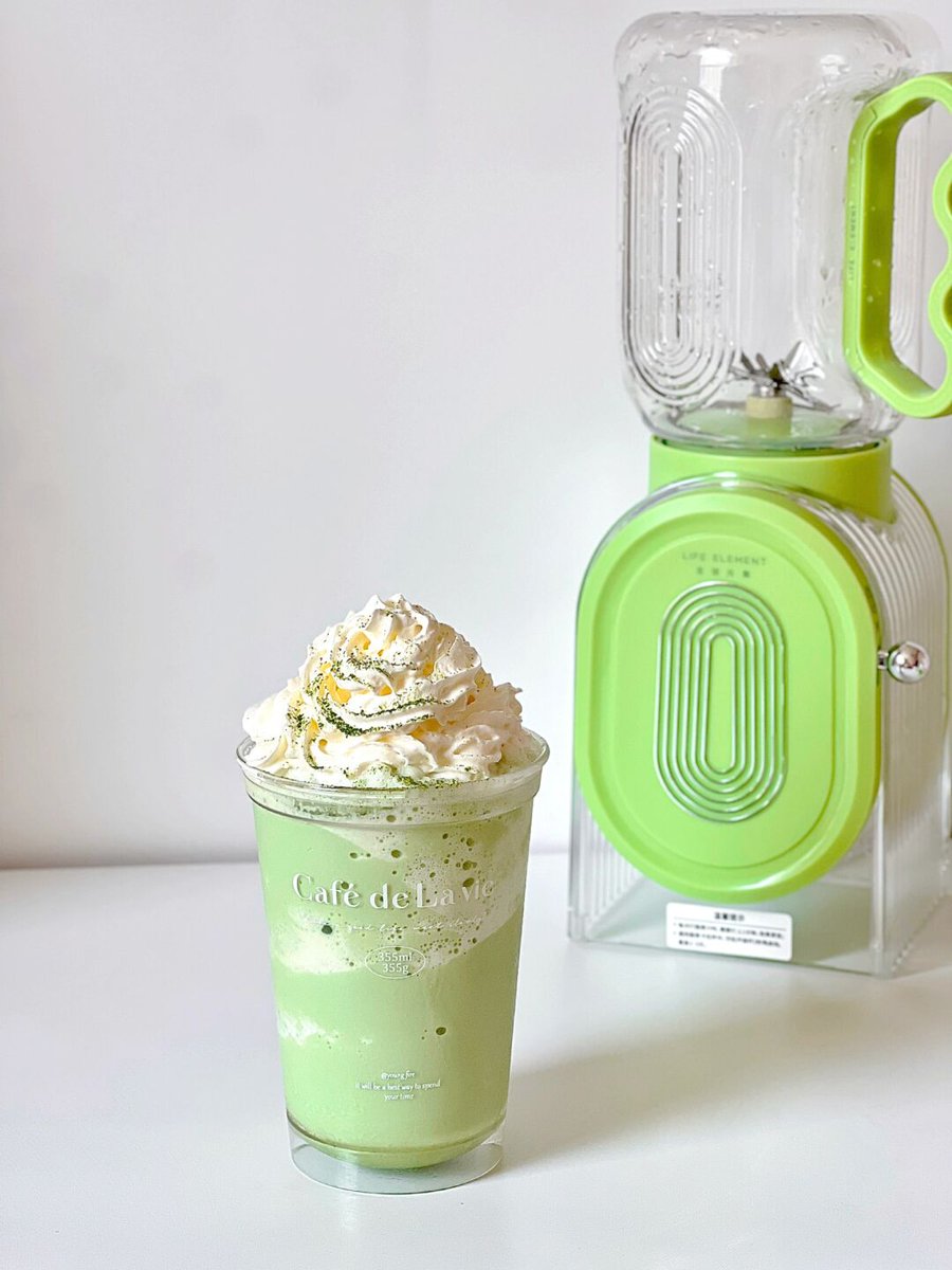 FyffzF7Osst4QYP's tweet photo. Whip up a 5-minute iced matcha latte at home! Just mix matcha powder, oat milk, a splash of honey, and ice. Creamy, refreshing, way cheaper than café drinks ， https://t.co/gxJMryywIV