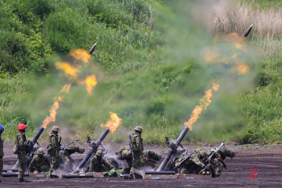 m_takewaka's tweet photo. 実は、ワイが総火演で一番好きなのが120㎜重迫撃砲の射撃なんですの。

これは2024年に撮影できた過去一の斉射。

真ん中の砲班がすこーしだけ早かったけど、肉眼ではわからず、炸裂音で差がわかるレベルの誤差かな。

とはいえ、コレを超える重迫の写真は撮ったことがない。 https://t.co/23TAYWhvif