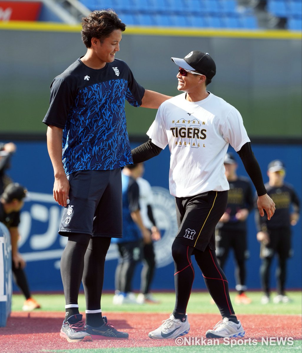 NikkanNaruohama's tweet photo. 本日からDeNA 3連戦！

練習前には藤浪投手が阪神ナインと談笑☺️

#阪神タイガース https://t.co/4aVSdNZVJJ