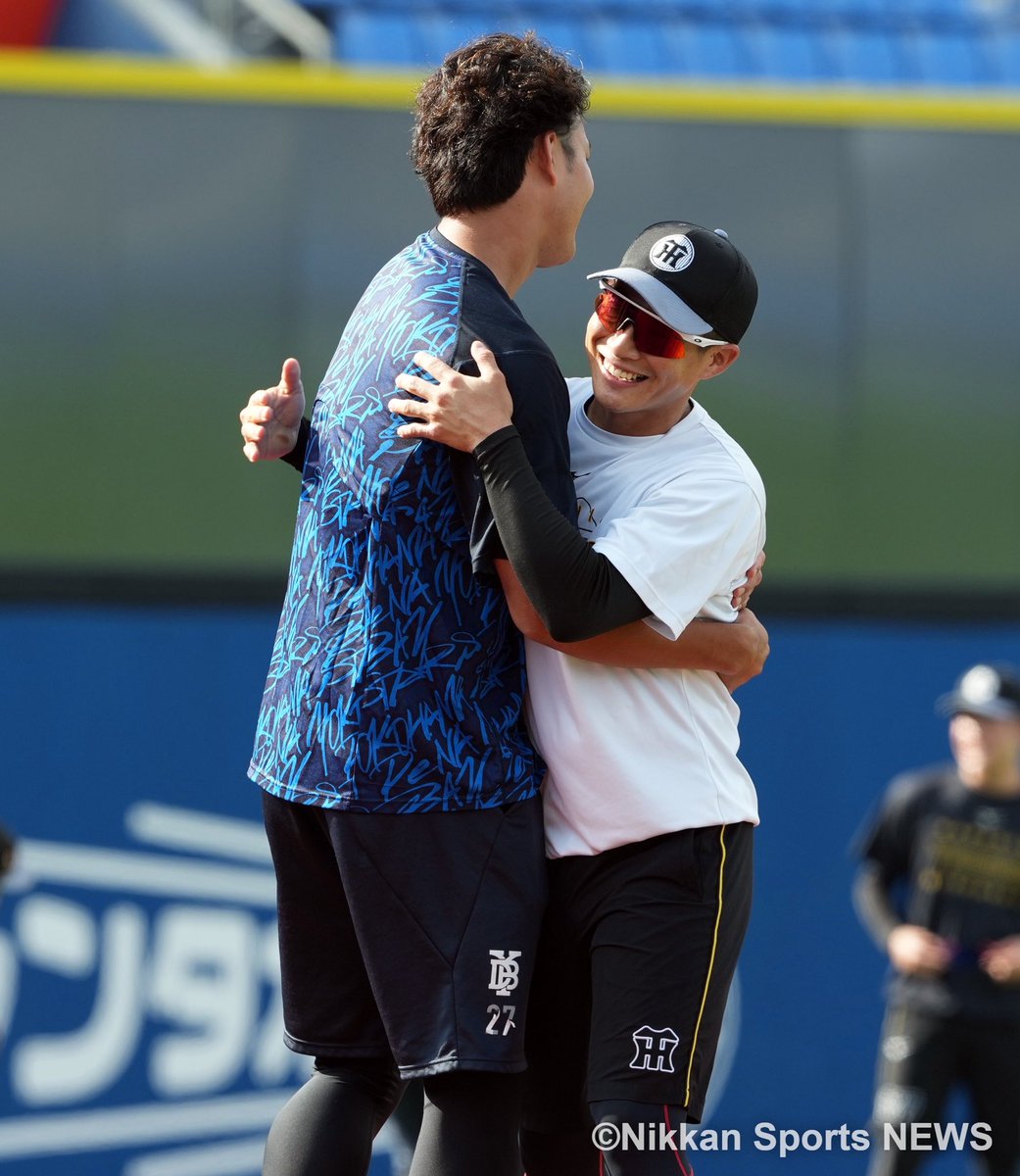 NikkanNaruohama's tweet photo. 本日からDeNA 3連戦！

練習前には藤浪投手が阪神ナインと談笑☺️

#阪神タイガース https://t.co/4aVSdNZVJJ