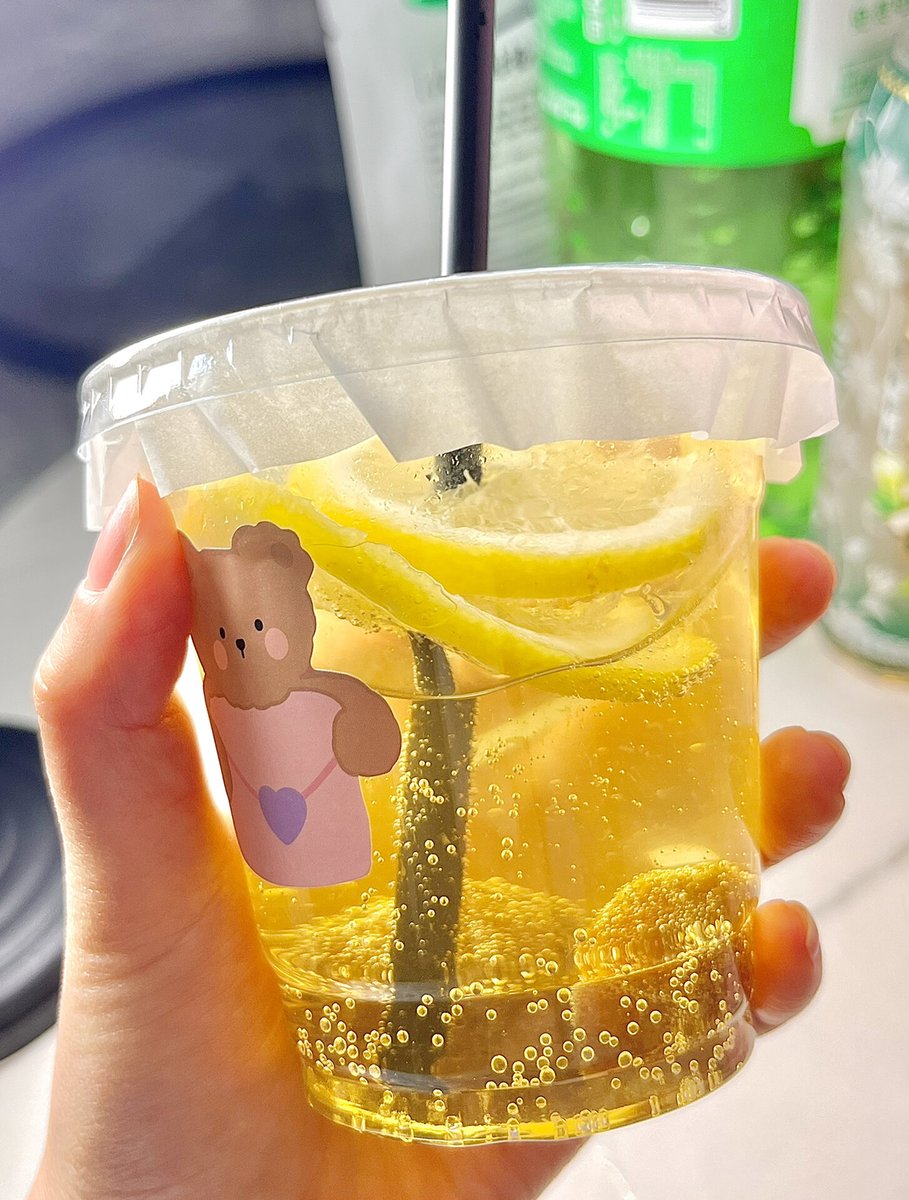 LunaElvisup's tweet photo. Prepara un limonada fresca en 3 pasos: mezcla jugo de 4 limones, 1 litro de agua y 2 cucharadas de azúcar, revuelve y disfruta tu bebida ideal para el verano! https://t.co/hsG7mqxxrK