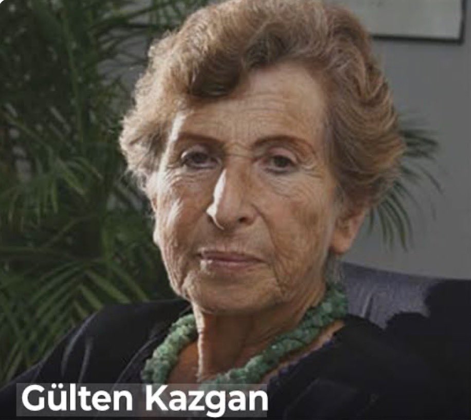 hursitgunes's tweet photo. Profesör Gülten Kazgan’ı kaybettik. Uzun süredir rahatsız olan hocamızı kaybetmenin benim meslek yaşamımda özel bir önemi var. 

Rahmetli babam beni üç iktisatçı ile tanıştırmıştı: Sadun Aren, Gülten Kazgan ve Kemal Derviş. Gülten Kazgan’ı izlemiş ve onu Joan Robinson’a benzetmiştim. Robinson (1903-1983) Cambridge’de sol/Keynezyen bir kadın ekonomistti. İlk hayranlığım onaydı. 

İngiltere’den 1984 yılında dönünce bir süre akademik dünyada olmak istedim. Doğru ülkemizde iktisat biliminin en bilinen kurumu olan İstanbul Üniversitesi İktisat Fakültesine gittim. Gülten hoca oradaydı. Kendisine beni yanına asistan almasını istedim. Çok sıkıntılıydı. Bana 12 Eylül ve YÖK rejiminin üniversiteleri perişan ettiğini akademik yaşamı tercih etmememi istedi. Gerçekten bir çok öğretim üyesi 1402’lik olup atılmıştı. 

Sonra Marmara Üniversitesi İngilizce eğitimli İktisat Bölümü açınca meslek hayatıma orada başladım. Gülten hocaya da bir gün rastladım, “hayırlı olsun en azından daha iyi bir yerde başlamışsın” dedi. 

Aradan yıllar geçti, SHP Genel Başkanı rahmetli Erdal İnönü DYP ile koalisyon kurunca ben ekonomik konularda başdanışman oldum ve Gülten hoca derhal bana el yazısıyla bir ekonomi politika reçetesi (300 günde enflasyonu indirmek) yolladı. Benim için çok değerliydi ve tabii sakladım.

Ekte bu mektubu size sunuyorum. Mutlaka okuyun. 
Kıymetli hocama Allahtan rahmet diliyorum. Mekanı cennet olsun.