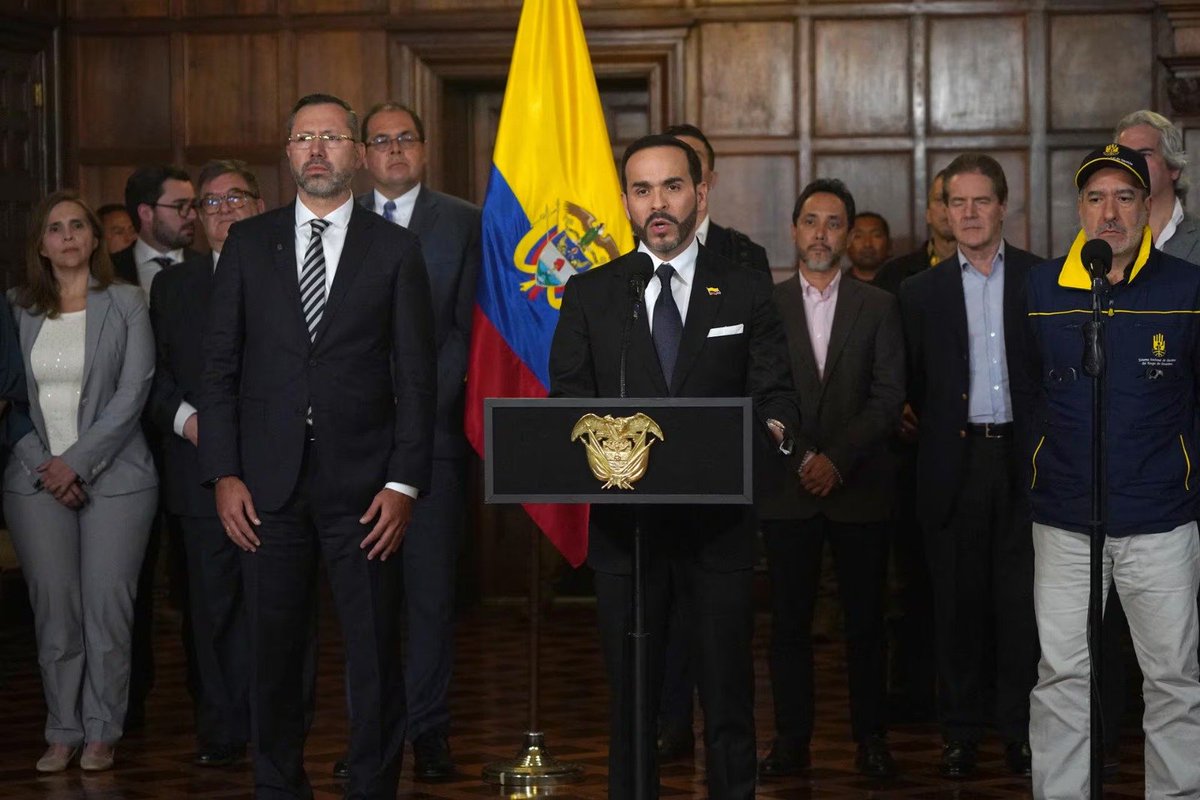 jaim_gom's tweet photo. Gracias @delriomantilla por este reflexivo texto que recomiendo leer! 

PRONTUARIOS, CLIENTELISMO Y LA FALLIDA PROMESA TECNOCRÁTICA EN EL GABINETE DE ABELARDO DE LA ESPRIELLA

"El contraste entre la retórica de campaña y la cruda realidad del nombramiento ministerial revela una profunda impostura. Al examinar con lupa las hojas de vida, los antecedentes judiciales, los compromisos políticos y las primeras ejecutorias de los funcionarios designados, se evidencia que el gabinete no es el refugio de la meritocracia, sino un mosaico de cuotas burocráticas, favores electorales y perfiles  marcados por graves cuestionamientos éticos y penales." 

https://t.co/vM8IMXR3Ug