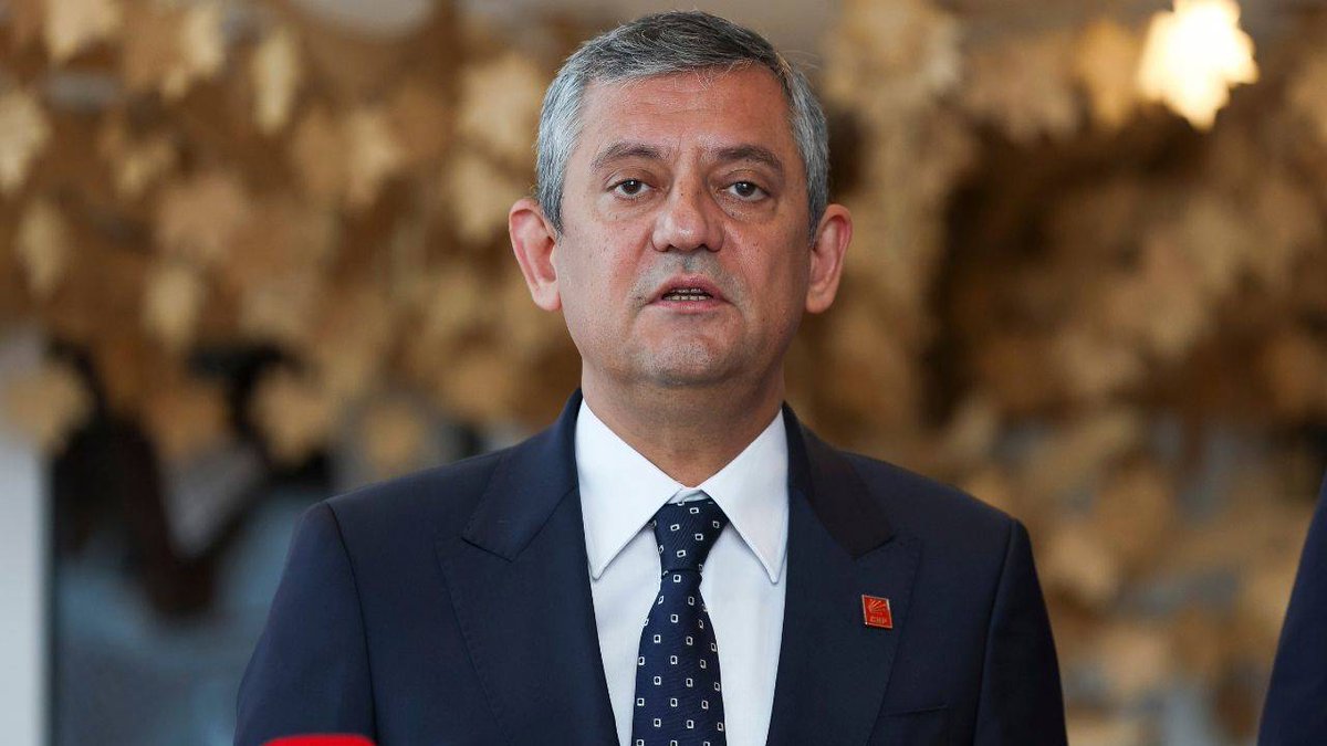 DerDorNews's tweet photo. Yeni Parti Genel Başkanı Özgür Özel'den sürece dair yeni mesajlar: Ana dil hak ama...

"Kendi programımızda ana dilin hak olduğu zaten var. Ama bu işin bir anayasa değişikliğine evrilmemesi gerektiğini başından beri söylüyoruz. 

İlk başta tüm siyasi partiler de bu açıklamayı yaptı. Eşit yurttaşlık meselesini sadece etnik ve mezhepsel değil; bir ekonomik eşitlik, fırsat eşitliği ve bugün ortaya çıkmış eşitsizlilere sert ve anlamlı müdahalelerin yapılması açısından anlıyorum. 

Esas vergi vermesi gerekenler verginin yüzde 11’ini veriyor. Mesela buna müdahale edilmeli. Büyük servet sahiplerinin miraslarında yoksulların payının olduğunu düşünen bir şekilde anlıyorum. Aynı şekilde Kürt’ün de Alevinin de kendini bu devlete ait hissettiği bir eşit yurttaşlık anlıyorum. Eşit yurttaşlık meselesinin etnik ve mezhepsel boyutunun dışında hem ekonomik hem de sosyolojik boyutunun tartışılması en çok Kürt gençlerini de bu devlete bağlayacak bir mesele olarak görüyorum. Eşit yurttaşlığın üniter devletin teminatı olacağını düşünüyorum. Kimseyi geride bırakmayan bir devlet anlayışı"