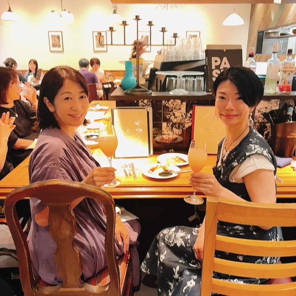 YumiBody's tweet photo. 先日湯河原のリトリートでご一緒したヨガ講師のSAWAサン✨
25年前からの友人がきっと合うよと繋げてくれた🌈生き方もやりたいことも似ていて意気投合。
屋久島ヨガの話や彩湖リレーマラソンの話✨
来年の6、7月には旅しならがラン＆ヨガしようとお約束🌈
皆さん、お楽しみに〜！！
旅×ラン×ヨガ https://t.co/PZ2Rbas4J0