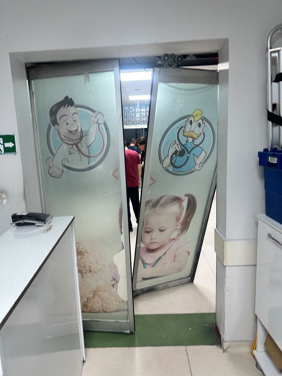 diyartabip's tweet photo. Sağlıkta şiddet tesadüf değil; yıllardır biriken, çözülmeyen kronik politikaların sonucudur!
21 Ağustos gecesi Çocuk Hastalıkları Hastanesi Yoğun Bakımı’nda bir hastamızın vefatı sonrası hekimlerimize ve sağlık emekçilerimize yönelik gerçekleşen saldırıyı kınıyor, şiddete uğrayan arkadaşlarımıza geçmiş olsun dileklerimizi iletiyoruz.
Sağlık hizmetleri sistemik bir krize sürüklendikçe, tıkanan çarkların ve yanlış sağlık politikalarının bedeli can güvencesi olmadan çalışan sağlık emekçilerine ödetiliyor. Diyarbakır Tabip Odası olarak ilan ediyoruz: Bunu kabul etmiyoruz! Sağlıkta yaşanan sorunların, aksaklıkların ve krizin kaynağı gece gündüz yaşatmak için uğraşan sağlık emekçileri değil, bu sistemi üreten iradenin kendisidir.
Her şiddet olayında olduğu gibi bu sürecin de sonuna kadar takipçisiyiz. Yetkilileri geçici söylemleri bırakıp, kronikleşen bu şiddet sarmalına karşı derhal caydırıcı, somut ve kalıcı önlemler almaya davet ediyoruz!