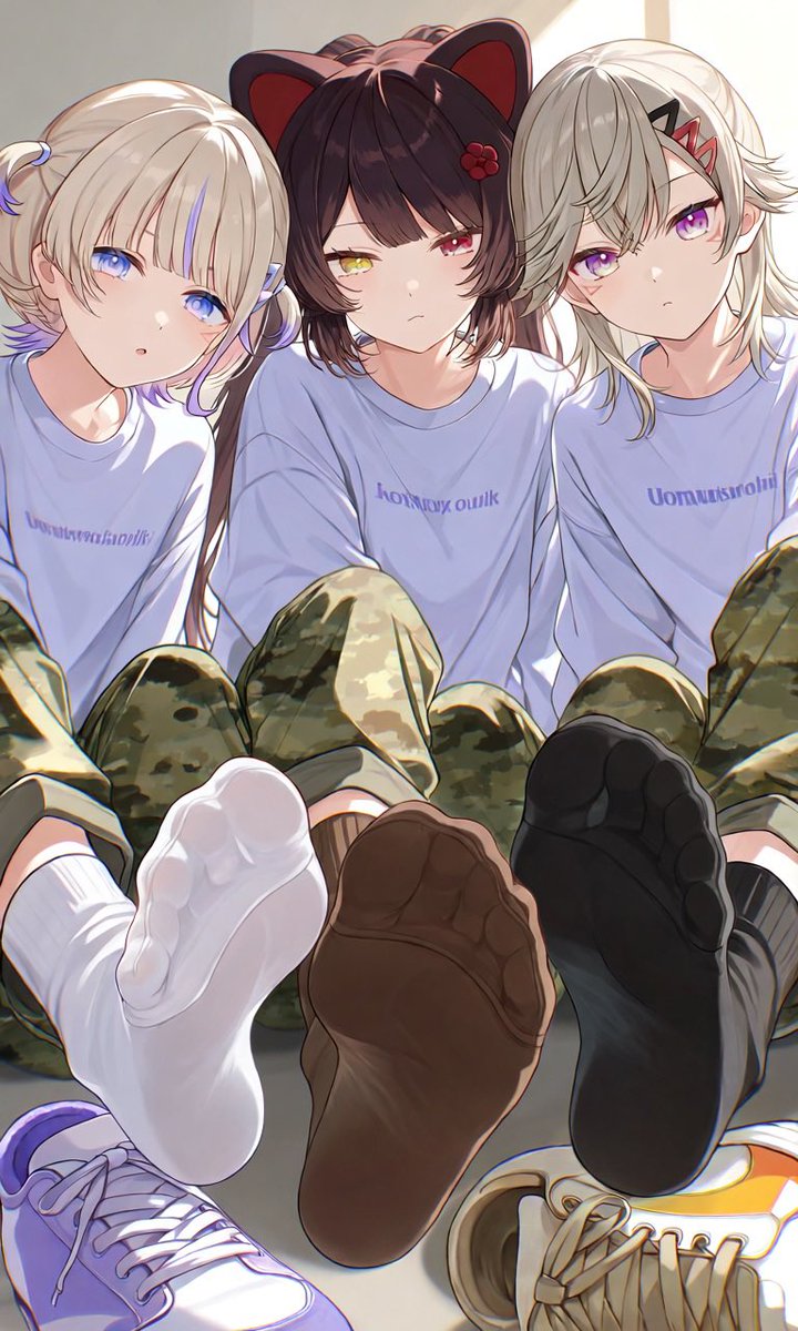 Ashi04545's tweet photo. 轟はじめ、戌亥とこ、小森めと
#足フェチ #靴脱ぎ #靴下フェチ https://t.co/3mtMRTND7W