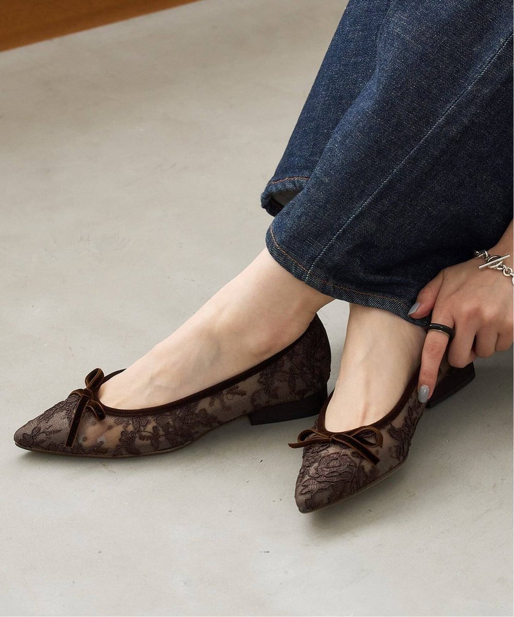 letalon_jp's tweet photo. | POINTED SHEER LACE BALLET

隠れドットが可愛い、レースチュールのバレエシューズ。

レース×チュール×ベルベットをシックなカラーでまとめ、甘すぎないフェミニンな一足に♡
デイリーから夏のオケージョンまで活躍します✨

26182820327630
ポインテッドシアーレースバレエ  

▽商品ページはこちら 
https://t.co/16Tsy5EszR

#LETALON #ルタロン #シューズ #フラットシューズ #シアー #レース #バレエシューズ