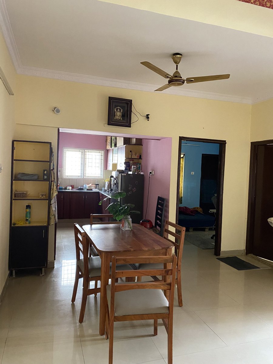 sunscarrrr's tweet photo. LOOKING FOR A FLATMATE !

Move in October 1st week 
1 room in a 2bhk in Marathahalli,
2mins walk from a bus stop
Rent - 14k+ maintenance(2-2.5k)
1200 sq ft
3 balconies 
Fully functional kitchen
Basic furniture is rented
Gated apartment
Negligible EB 
@fmrbangalore @BangaloreRoomi https://t.co/yuUSNDaZfq