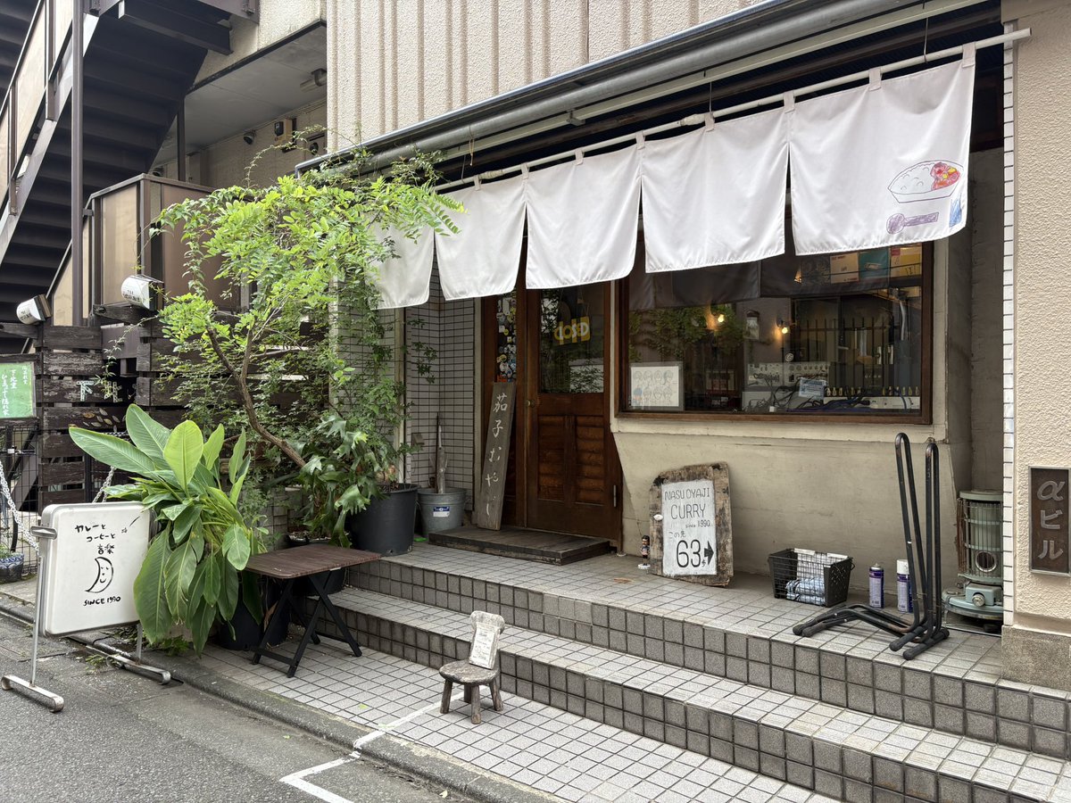 perfect_neet's tweet photo. スペシャル（チキン＋ビーフ＋やさい＋ゆで卵）1800円、きのこ1500円。きのこは本来平日限定なんだけどこの日はあった、ラッキー！この前は大行列で諦めたんだけど今回は15分前開店でスムーズに入れたので良かった。10時半前に行けば一巡目で入れるはずです。／茄子おやじ https://t.co/BfNmJMiO2F https://t.co/p2qf9QFnav
