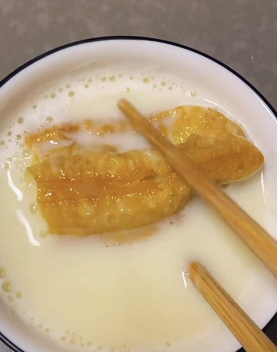 Sittich62775057's tweet photo. Craving late-night snacks This crispy Chinese fried dough stick (youtiao) dipped in warm soy milk hits different every single time https://t.co/smAkNlxGX6