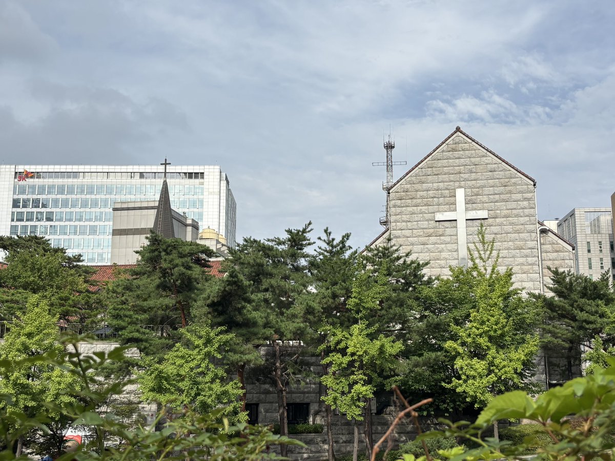 hato__popoo's tweet photo. 国民の3割がキリスト教徒なので、教会を見つけることが多い。
お土産に選ばれたのは韓国人で初めてカトリックの司祭となった金大建のプレート。 https://t.co/wTXcV3PExq