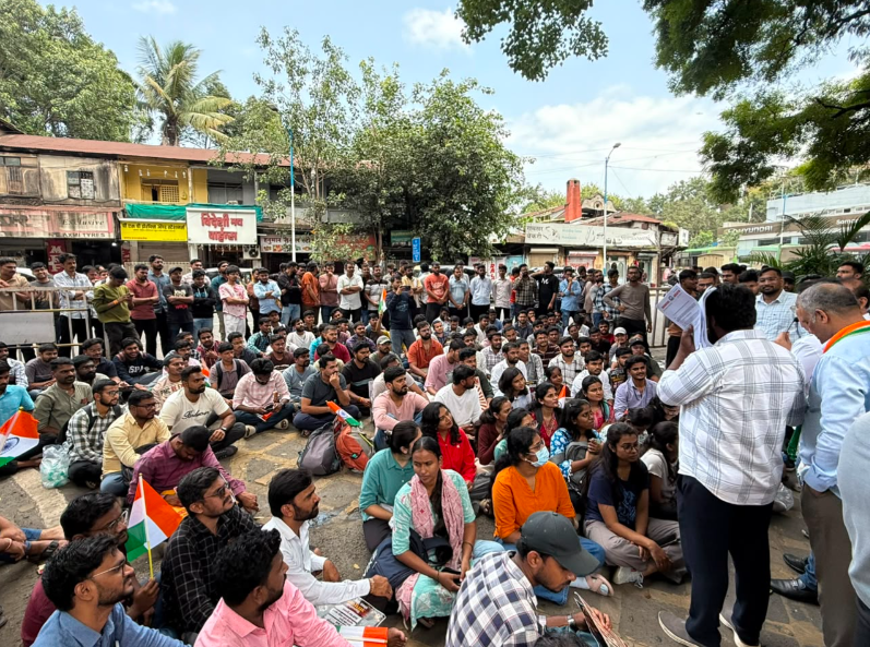 INCRojgar's tweet photo. #Pune on the #streets! ✊🇮🇳
"हम अधिकार मांगते, नहीं किसी से भीख मांगते"पेपरफुटी, रखडलेली भरती आणि बेरोजगारी विरोधात युवकांचा बुलंद आवाज!
#ChhatraKiGoonj #RojgarDo
@INCMaharashtra 
@INCHarshsapkal 
@Dhananjay4INC https://t.co/BCDz6WPI25
