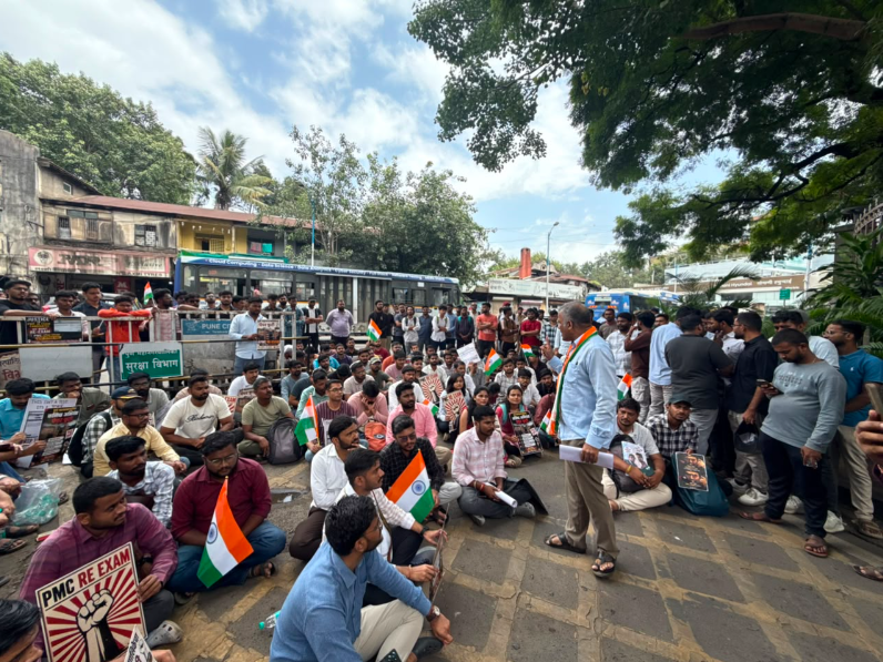 INCRojgar's tweet photo. #Pune on the #streets! ✊🇮🇳
"हम अधिकार मांगते, नहीं किसी से भीख मांगते"पेपरफुटी, रखडलेली भरती आणि बेरोजगारी विरोधात युवकांचा बुलंद आवाज!
#ChhatraKiGoonj #RojgarDo
@INCMaharashtra 
@INCHarshsapkal 
@Dhananjay4INC https://t.co/BCDz6WPI25