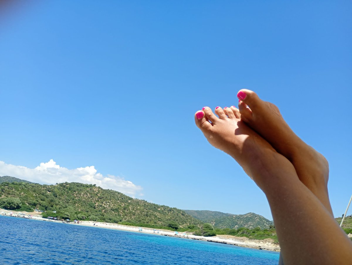 Minnie_Feet_'s tweet photo. Buongiorno...sopra o sotto i miei piedini?!?!👣🌶️🔥😈😈 https://t.co/xe5EVqklnn