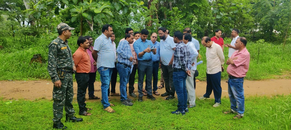 dm_jharsuguda's tweet photo. ଜିଲ୍ଲାପାଳ ଶ୍ରୀ କୁଣାଲ ମୋତିରାମ ଚହ୍ବାଣ ବ୍ରଜରାଜନଗର କଲେଜ ପରିଦର୍ଶନ କରି କ୍ୟାମ୍ପସରେ ଚାଲିଥିବା ବିଭିନ୍ନ ଉନ୍ନୟନମୂଳକ କାର୍ଯ୍ୟର ସମୀକ୍ଷା କରିଛନ୍ତି। ଏହି ଅବସରରେ ଜିଲ୍ଲାପାଳ ଉଭୟ ବ୍ରଜରାଜନଗର ଏବଂ ବେଲପାହାଡ଼ କଲେଜର ଭିତ୍ତିଭୂମି ତଥା ଶିକ୍ଷାଗତ ବିକାଶ ସମ୍ପର୍କରେ ବିସ୍ତୃତ ଆଲୋଚନା କରିଥିଲେ। https://t.co/nlVPw2CvN7