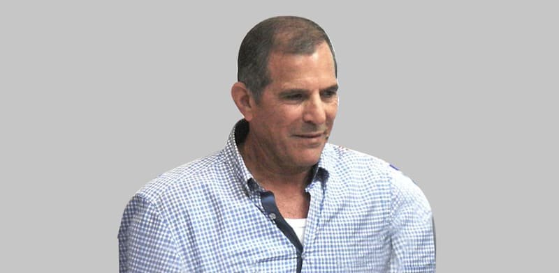 Idaneretz's tweet photo. כל הכבוד לנתניהו שהנחה להדיח מהליכוד את יו"ר ועד רשות שדות התעופה פנחס עידן, רק ש-

1. "להנחות" זה לא אותו דבר כמו להדיח

2. הוא צריך להיות מפוטר מרשות שדות התעופה. למעשה, לצאת לפנסיה (הוא כבר בן 70, יו"ר הוועד מאז 1986!)

3. צריך לפטר את כל המינויים המשפחתיים, שנועדו להשתלט על רשות של מדינת ישראל. אחרת הבן שלו נאור עידן יירש אותו

4. כנ"ל לגבי הדחה המונית מהליכוד, כמו שעשו לליכודניקים החדשים

5. הכי חשוב: במשך קדנציה שלמה, הממשלה לא נקפה אצבע נגד ועדי השאלטר. למעשה, שרת התחבורה רגב אקטיבית פעלה בעדם. גם כשהיא הבטיחה להכניס אובר ולפתוח בייסים של חברות תעופה זרות - ההבטחות קרסו. לכן, קשה לי לקחת ברצינות את ההצגה הזאת חודשיים לפני הבחירות.
