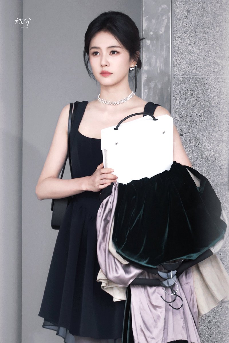 baisameng's tweet photo. 260821 백록 개도도미 로이터

黑天鹅🦢 

©️Autumn秋分_白鹿
#백록  #BaiLu  #白鹿
#开到荼蘼 #KaiDaoTuMi https://t.co/oxsr3DVSkC
