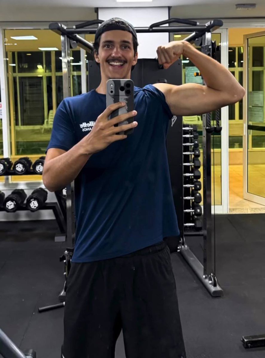 MachosSupremos's tweet photo. Não consigo escrever o que eu deixaria ele fazer cmg, cada dia ele fica melhor, todo engraçadinho e tem um corpo IMPECÁVEL, peludinho perfeito, cara de quem não presta 🤤🔥 https://t.co/ivJxPSTHNF