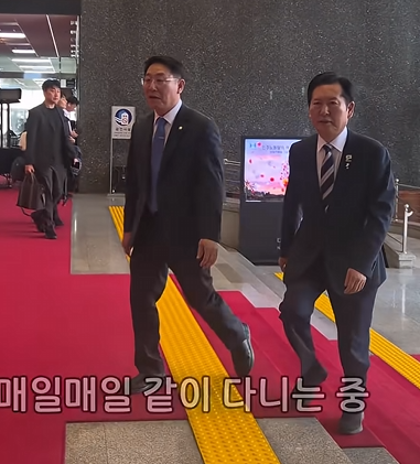 molo524524's tweet photo. 한달전만해도 머리 큰 권리당원의 골목대장이라 불렀는데 

이제 쫌 지도자 포스난다고 느낀다.... https://t.co/PhMbz7YjYl
