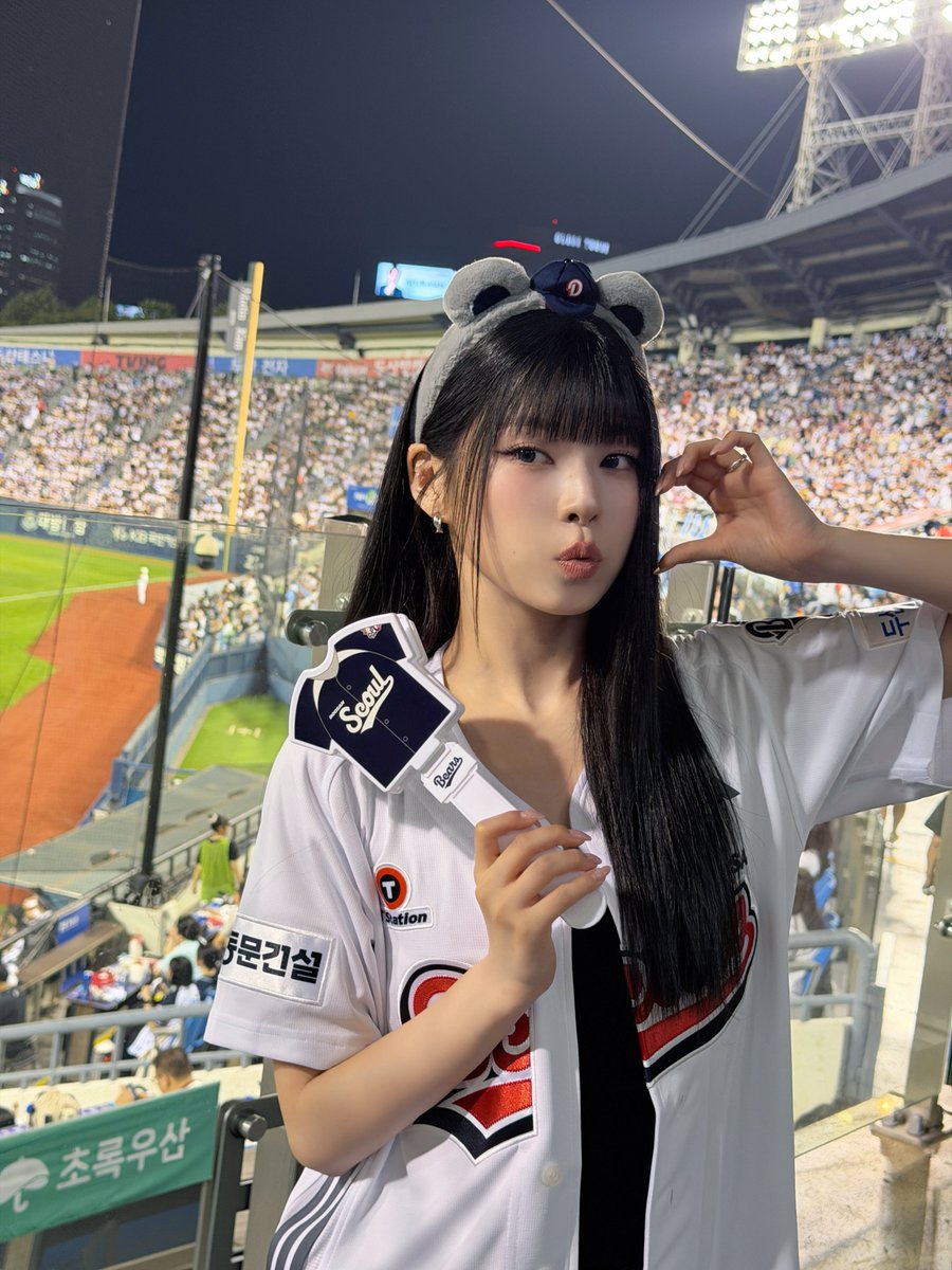 NMIXX_official's tweet photo. [📸] 2026 KBO리그 - 두산 베어스 vs 롯데 자이언츠

˚₊·—̳͟͞͞⚾️ 🐻🐈‍⬛ (ฅ>ω<ฅ)

#NMIXX #엔믹스
#규진 #KYUJIN
#두산베어스 #doosanbears https://t.co/t3t1Psl7BY