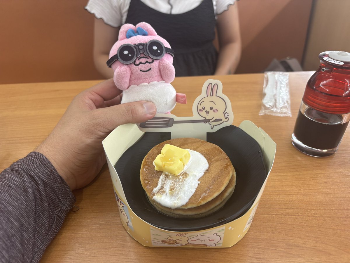 082opa_hakuno's tweet photo. くら寿司ちいかわコラボ激混みでちた💦

二時間くらい待ってやっと入店🍣
大好きなうさぎのフィギュア🐰が出たので良かったでちゅ❗️

おぱんちゅと同じうさぎのお友達でちゅよ🐰
仲良くしてくだちゃ〜い❣️ https://t.co/0j0nUicv8C