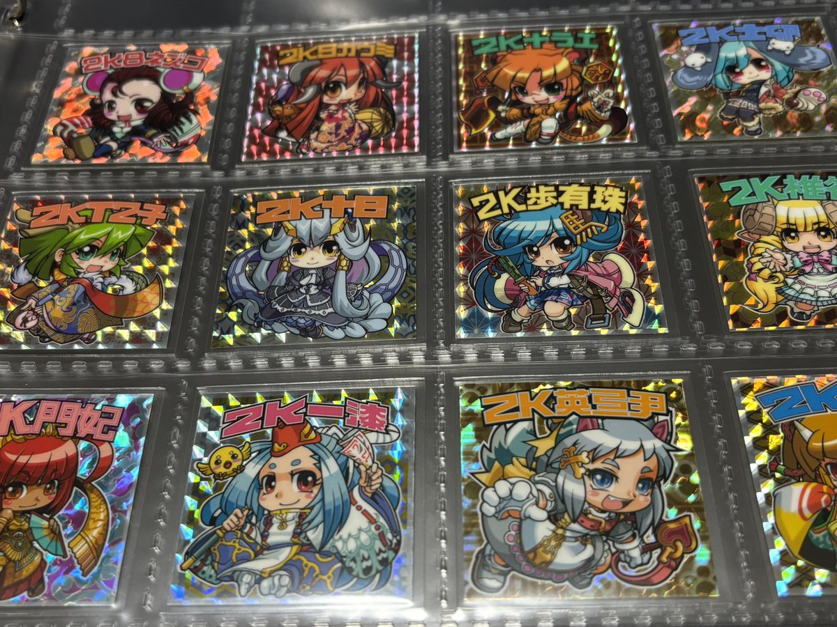 f_brazon's tweet photo. やーばいです。

スーパー渡さんの
高級リフィルとスリーブ。

小さなバインダーから大きなものに入れ替え。

兄貴さんのシールがさらに輝いてます！

めっちゃおすすめです！
ほんとに何も入れてないように見えます。 https://t.co/hCkKMoZNbh