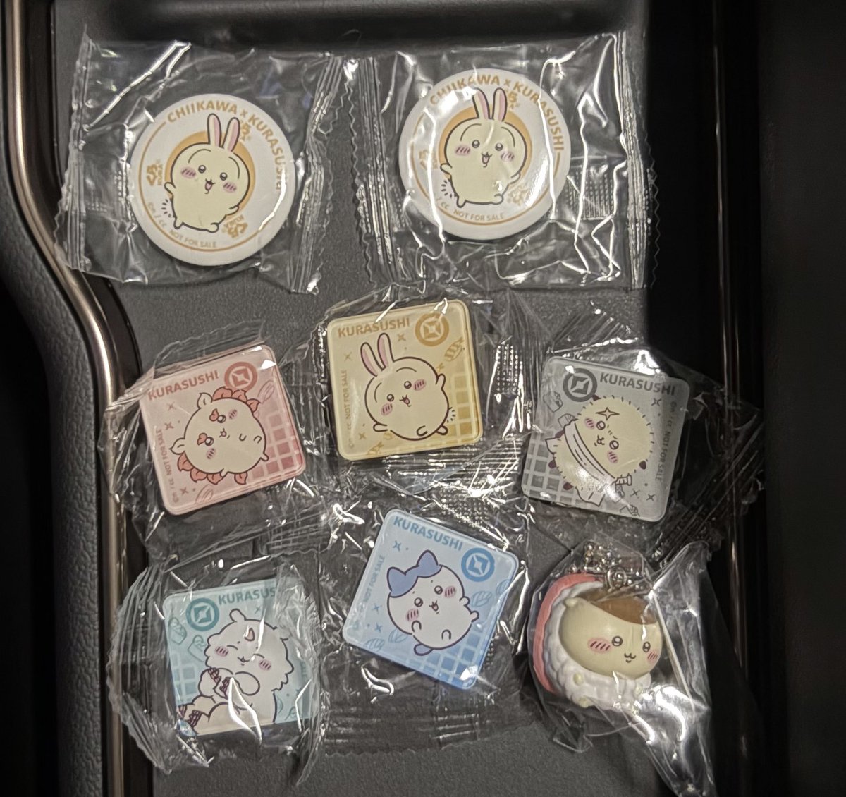 u_4nw's tweet photo. 【交換】 ちいかわ くら寿司 ビッくらポン

譲　マスコット　くりまんじゅう
マグネット　ハチワレ うさぎ シーサー ラッコ あのこ
缶バッジ　うさぎ

求　モモンガ

郵送でのお取引
まとめての方優先
フィギュアのモモンガを強く求めているため2対1も検討いたします https://t.co/Bi8kJPKjwz