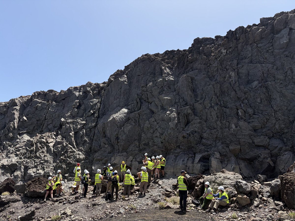 CampSciComm's tweet photo. Part of the 2026 @geointern studying a peculiar outcrop in Tenerife during a #volcanology #fieldtrip
Strombolian volcanoes on the island have stages of hydrovolcanism, others could produce basaltic lavas in the beginning and phonolithic ones at the end.
Photo: @IgnacioGarciaGT https://t.co/nmbQSq3NcE