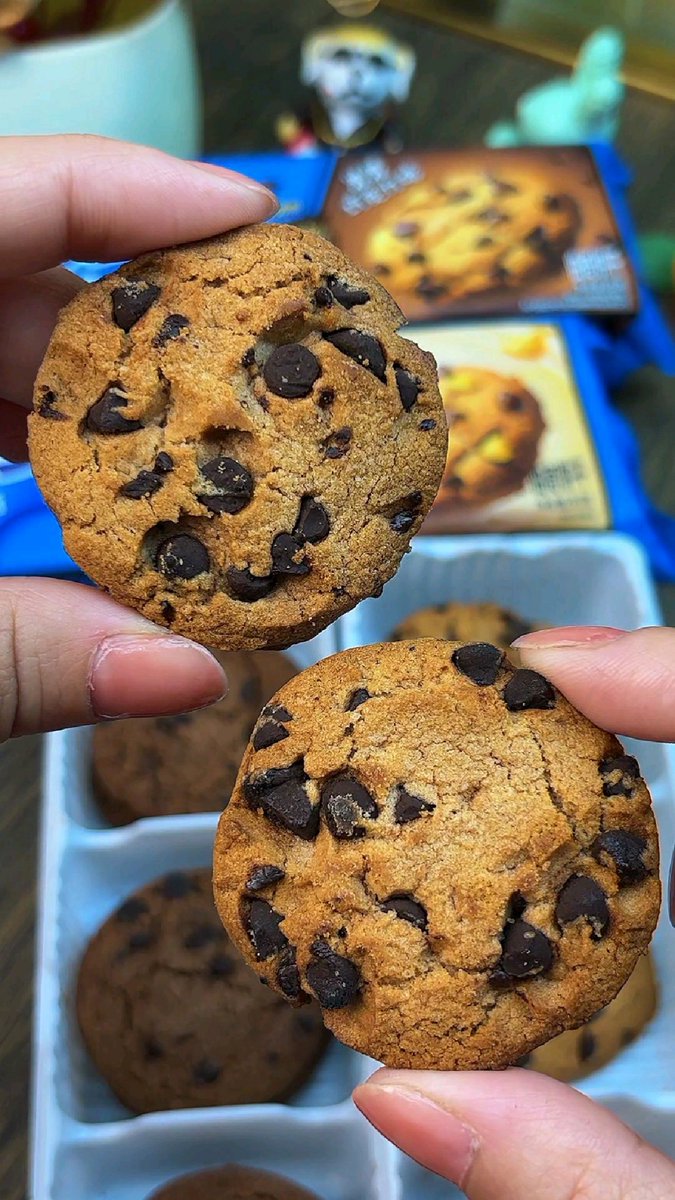 omtypesso's tweet photo. Just got some homemade chocolate chip cookies from my new neighbor! Small neighborhood moments make every day sweet https://t.co/cMwDsT0FXS